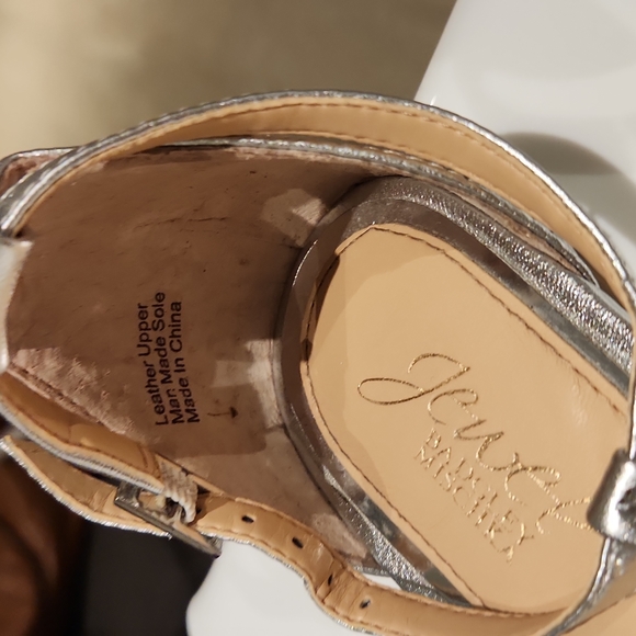 Badgley Mischka Jewel women's silver thong flats with rhinestones in size 6.5m. - Picture 7 of 8